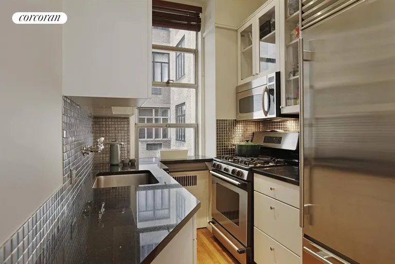 New York City Real Estate | View 11 West 81st Street, 8C | Beautifully-renovated chef's kitchen | View 3