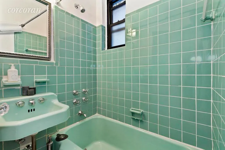 New York City Real Estate | View 416-418 East 83rd Street, 5A | Bathroom | View 4