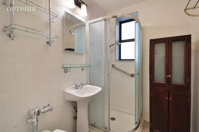 New York City Real Estate | View 150 West End Avenue, 1P | Windowed Bathroom | View 5