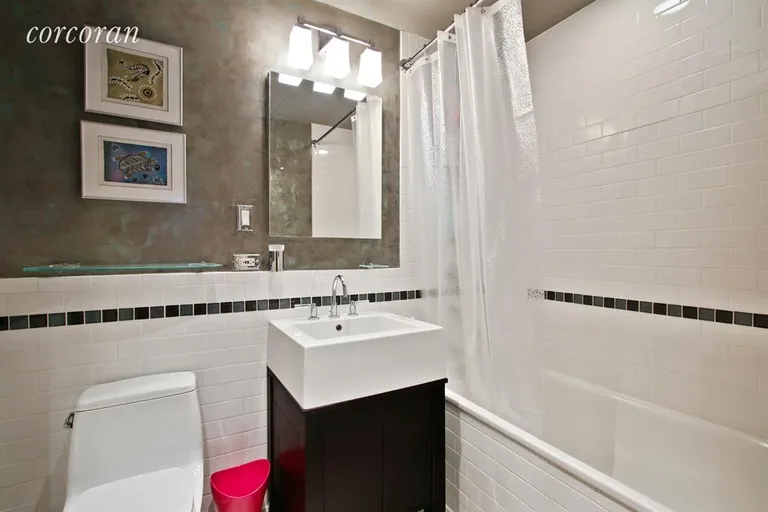 New York City Real Estate | View 201 West 17th Street, 2A | 2nd Full Bathroom | View 9