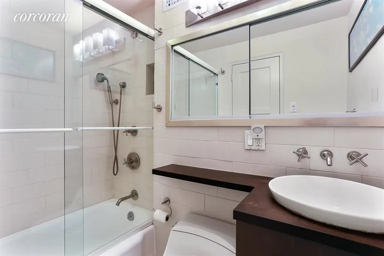 New York City Real Estate | View 201 East 21st Street, 17F | Bathroom | View 6