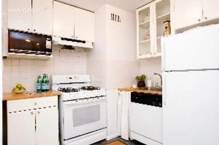 New York City Real Estate | View 15 CHARLES STREET, 2H | room 2 | View 3