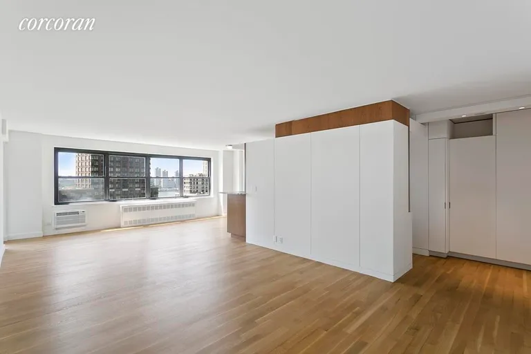 New York City Real Estate | View 185 West End Avenue, 21M | Spacious Living room facing West | View 3