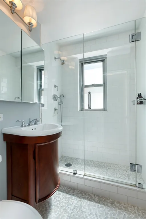 New York City Real Estate | View 15 West 72Nd Street, 14L | Bathroom | View 4