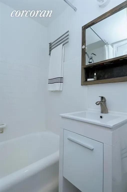 New York City Real Estate | View 325 East 41st Street, 703 | Bathroom | View 4