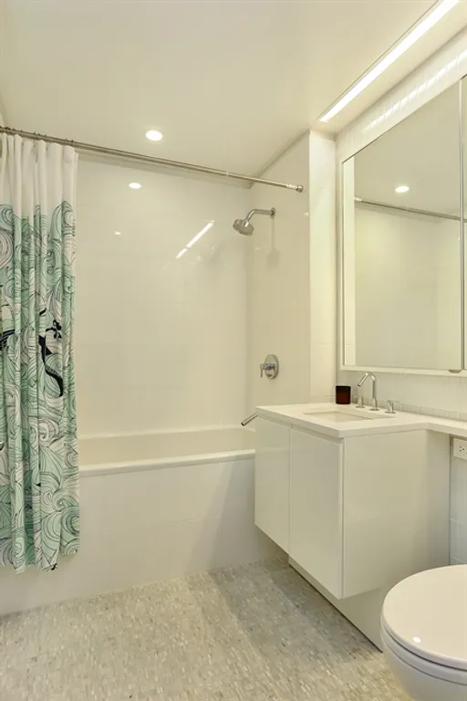 New York City Real Estate | View 50 Riverside Boulevard, 5E | Full bathroom with deep soaking tub | View 9