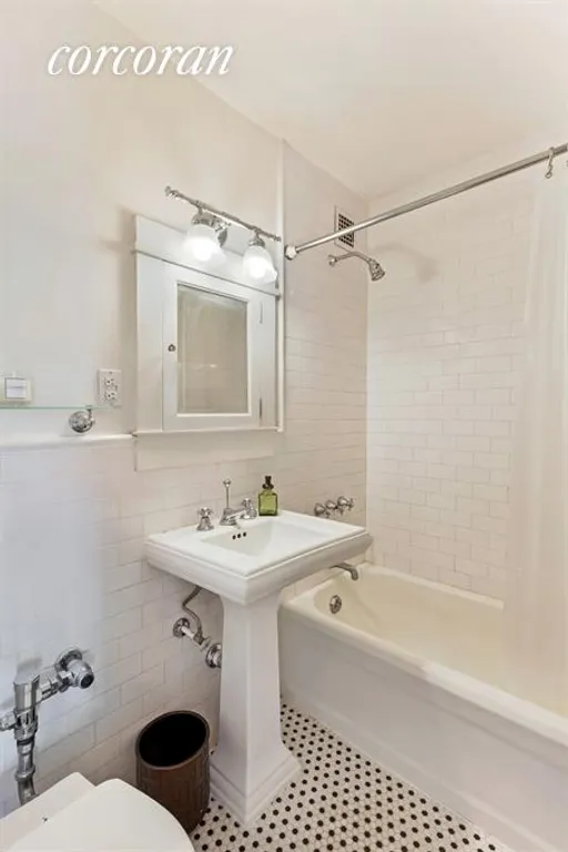 New York City Real Estate | View 101 Lafayette Avenue, 10B | Elegant Bath | View 4