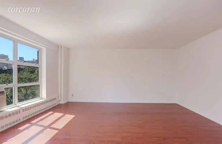 New York City Real Estate | View 100 La Salle Street, 7D | Living Room | View 2
