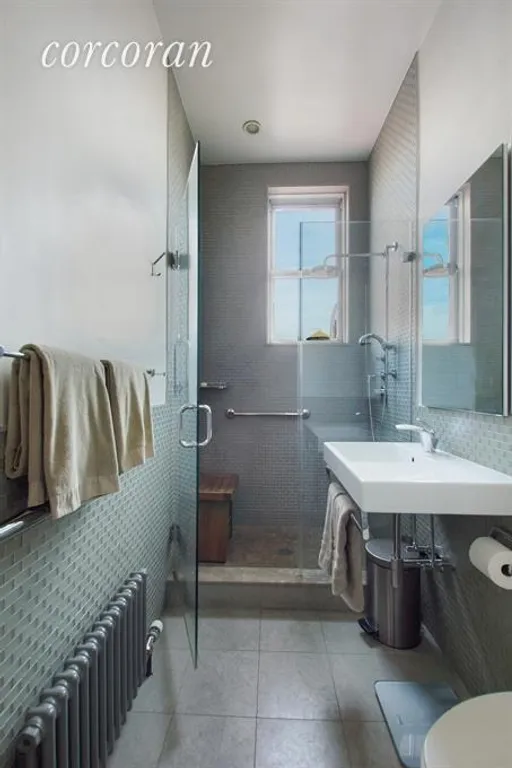 New York City Real Estate | View 440 West End Avenue, PH17B | Windowed Bathroom | View 4