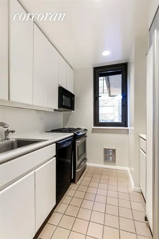 New York City Real Estate | View 100 United Nations Plaza, 5G | Kitchen | View 2