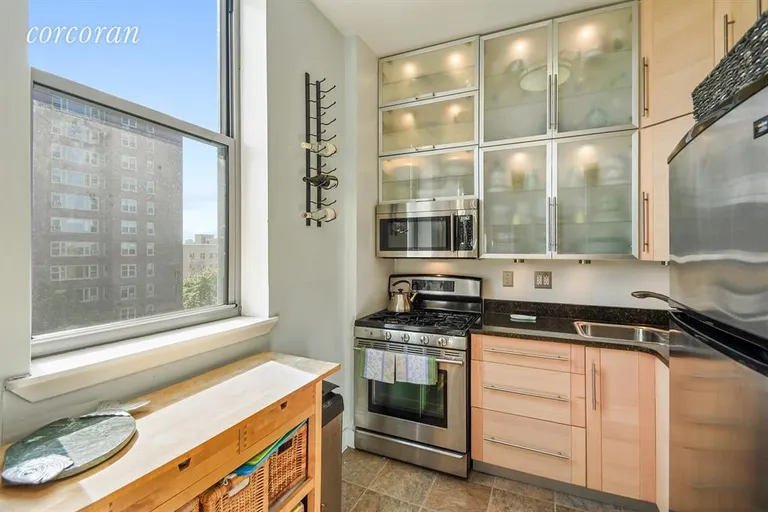 New York City Real Estate | View 689 Fort Washington Avenue, PH1 | Beautifully renovated kitchen | View 4