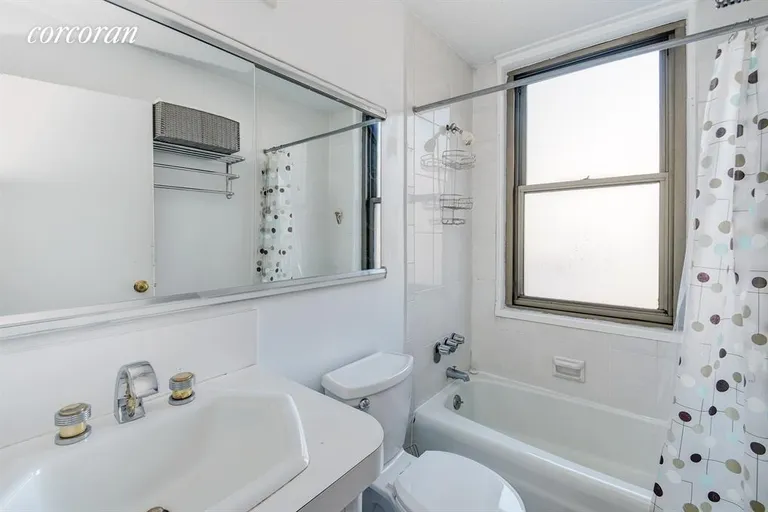 New York City Real Estate | View 301 East 79th Street, 6F | windowed Bathroom | View 4