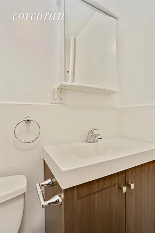 New York City Real Estate | View 49 Willow Street, 1E | Bathroom | View 5