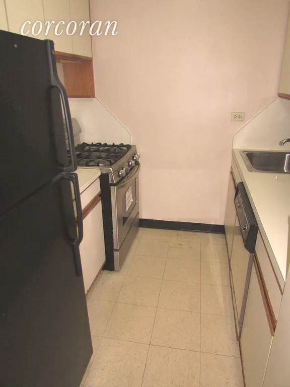 New York City Real Estate | View 30 West 60th Street, 9V | Kitchen | View 7