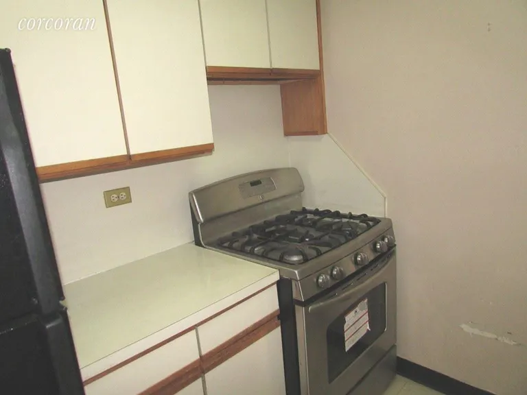 New York City Real Estate | View 30 West 60th Street, 9V | Kitchen | View 8