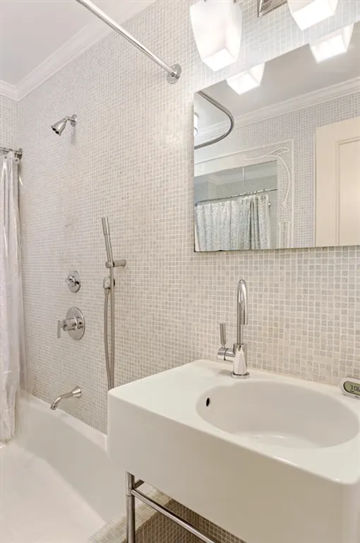 New York City Real Estate | View 33 Riverside Drive, 13AB | Windowed full bathroom  | View 16