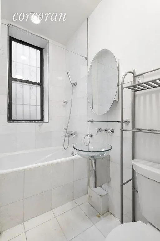 New York City Real Estate | View 208 East 90th Street, 1E | 2nd Full bathroom off of master bedroom | View 8