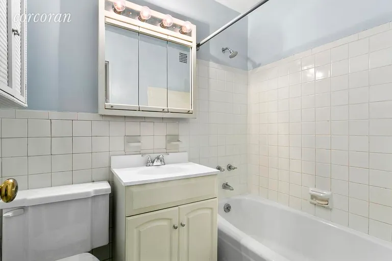 New York City Real Estate | View 435 East 77th Street, 5G | Bathroom | View 8