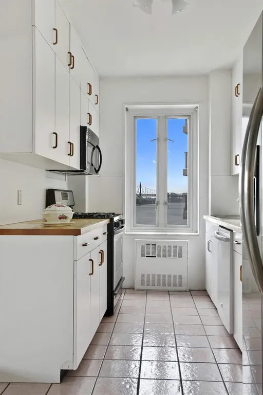New York City Real Estate | View 1 Gracie Terrace, 4D | Kitchen | View 5