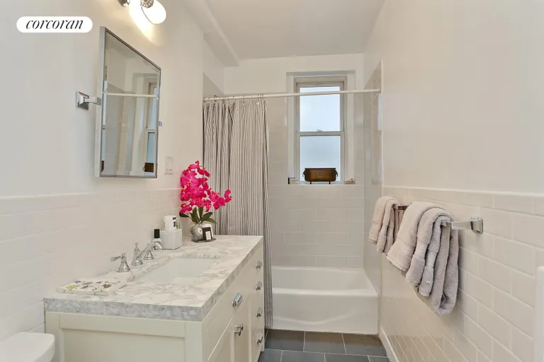 New York City Real Estate | View 20 Pierrepont Street, 2B | Bathroom | View 8