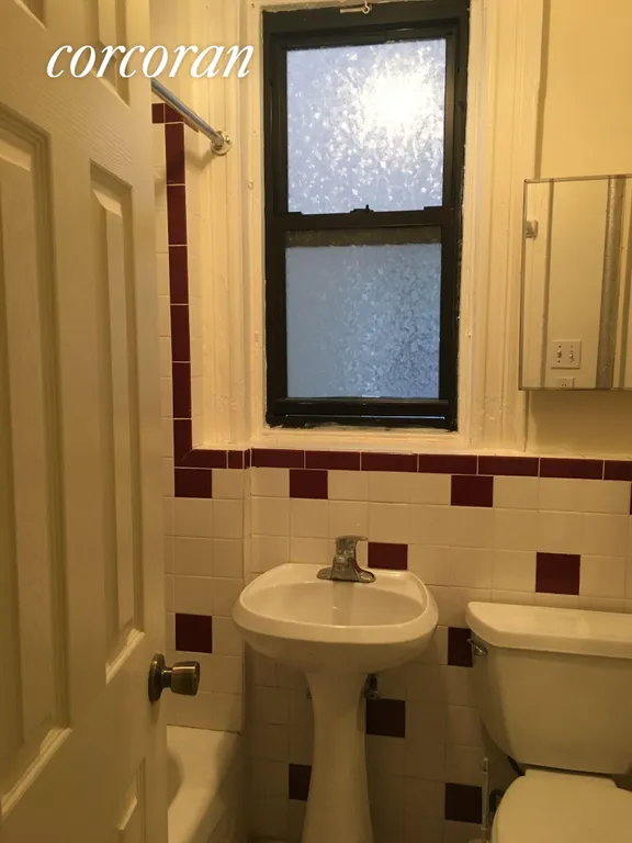 New York City Real Estate | View 433 Lincoln Place, 1R | Windowed Bathroom | View 8