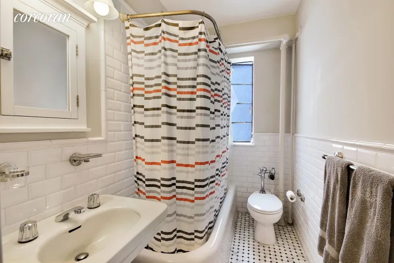 New York City Real Estate | View 140 East 40th Street, 10B | Bathroom | View 5