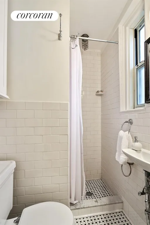 New York City Real Estate | View 35 Pierrepont Street, 8B | Master Bathroom | View 9