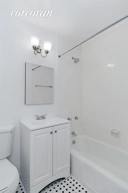 New York City Real Estate | View 333 East 45th Street, 10C | Bathroom | View 4