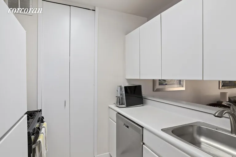 New York City Real Estate | View 145 East 48th Street, 8E | room 4 | View 5