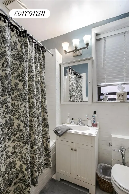 New York City Real Estate | View 314 West 100th Street, 65 | Bathroom | View 5