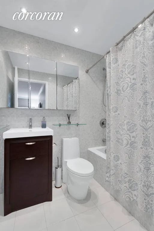 New York City Real Estate | View 250 East 40th Street, 29B | Stunning master bath | View 5