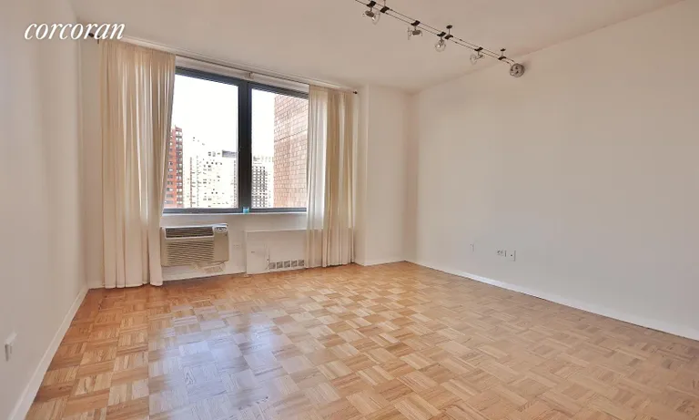 New York City Real Estate | View 1623 Third Avenue, 21B | room 3 | View 4