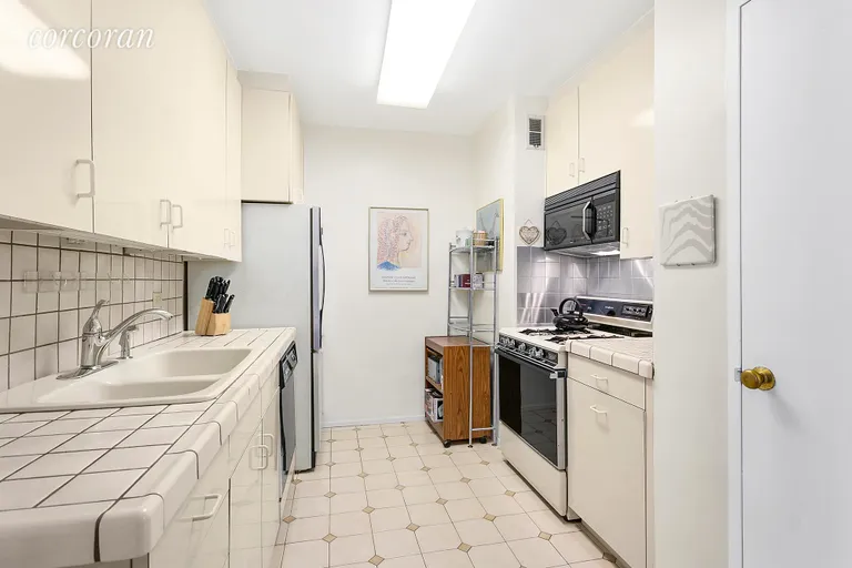 New York City Real Estate | View 333 East 69th Street, 10A | Kitchen | View 4
