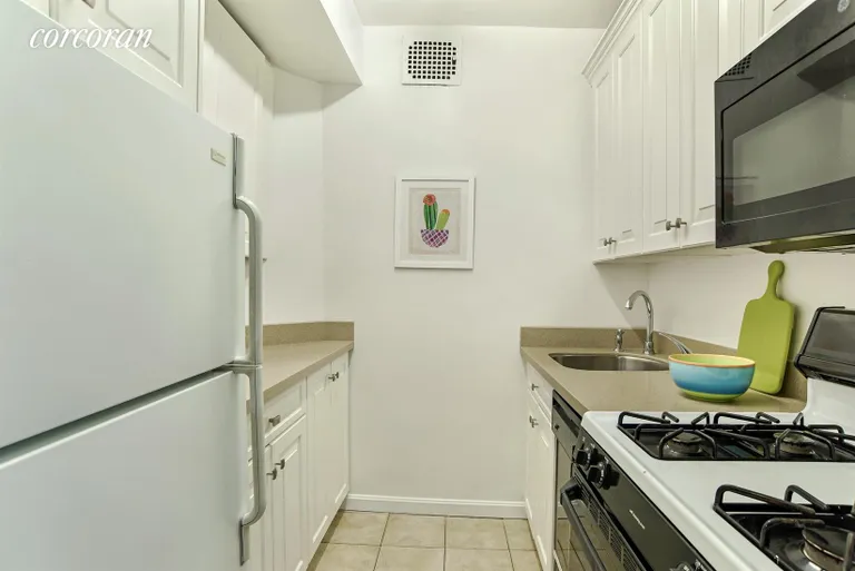 New York City Real Estate | View 34 Plaza Street East, 1001 | Kitchen | View 4