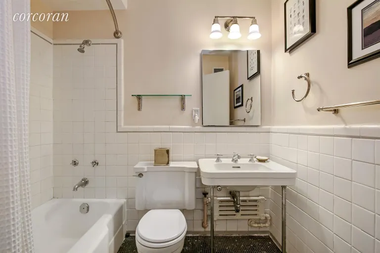 New York City Real Estate | View 220 Madison Avenue, 8C | Brightly lit bathroom with lots of space | View 4