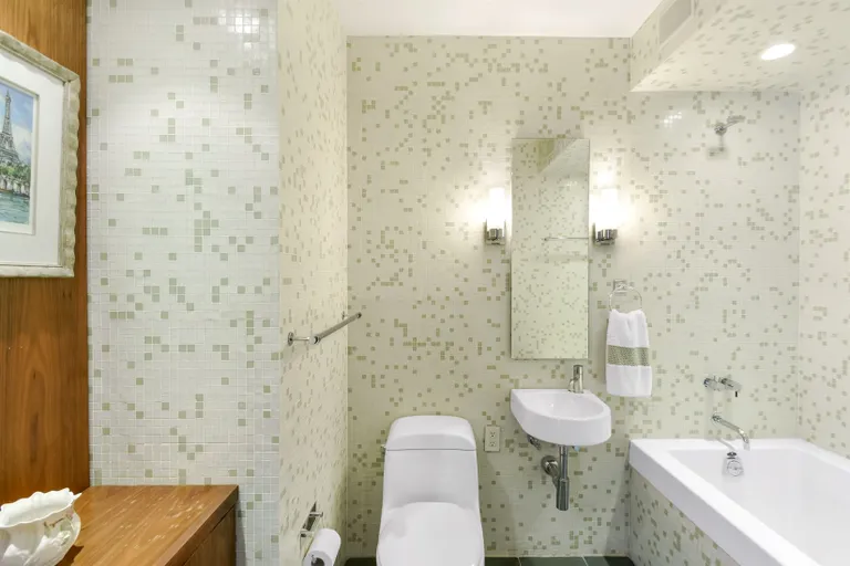 New York City Real Estate | View 200 East 74th Street, 11B | 2nd Bathroom | View 9
