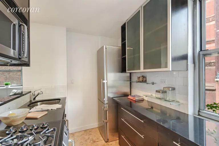New York City Real Estate | View 32 Gramercy Park South, 6L | Kitchen | View 5