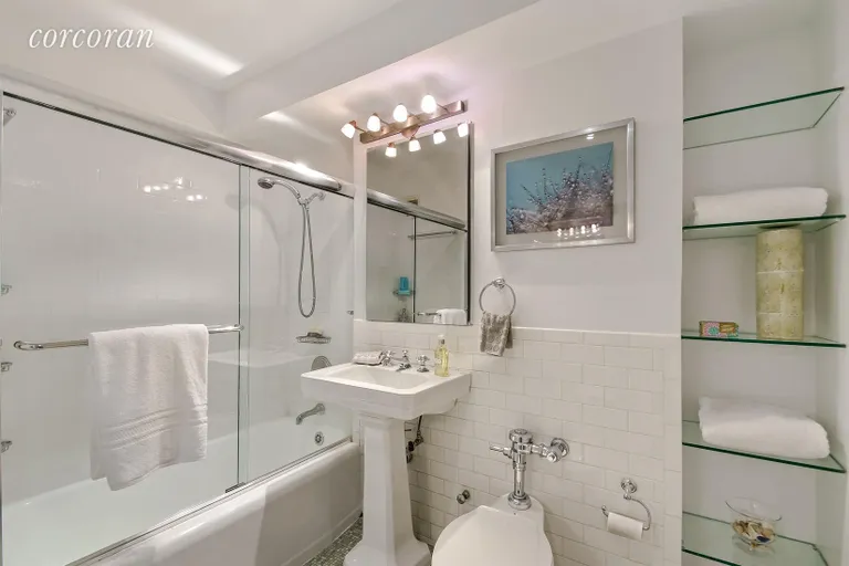 New York City Real Estate | View 32 Gramercy Park South, 6L | Bathroom | View 6