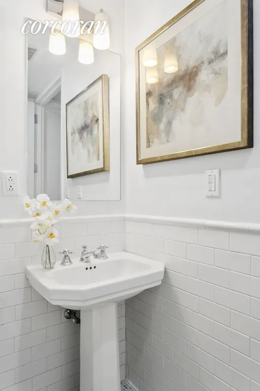 New York City Real Estate | View 224 West 18th Street, 4B | 2nd Full Bathroom | View 7