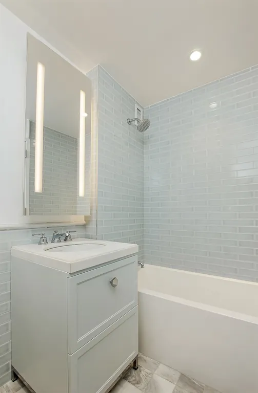 New York City Real Estate | View 389 East 89th Street, 15C | Bathroom | View 11