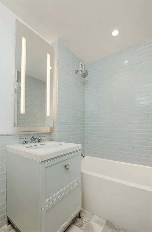 New York City Real Estate | View 389 East 89th Street, 15C | Bathroom | View 5