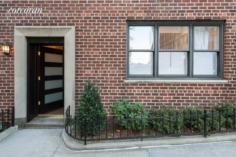 New York City Real Estate | View 20 Sutton Place South, 1C | #1-C Private Entrance with all the services | View 11