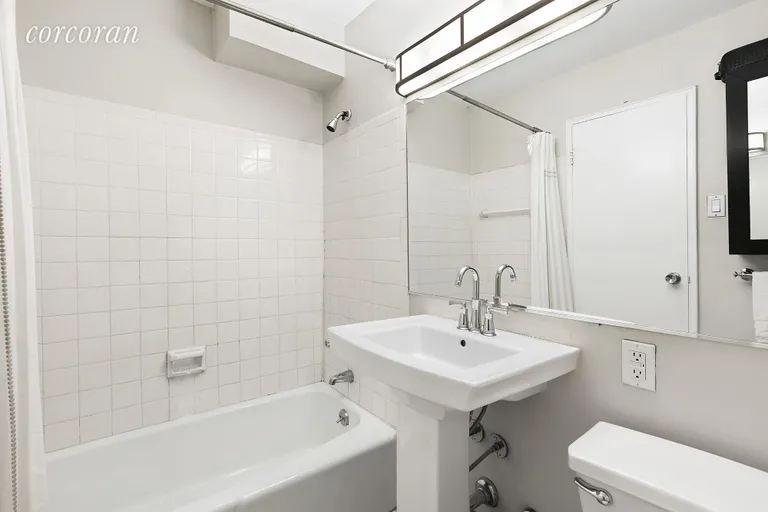New York City Real Estate | View 200 East 24th Street, PH 1904 | Bathroom | View 7