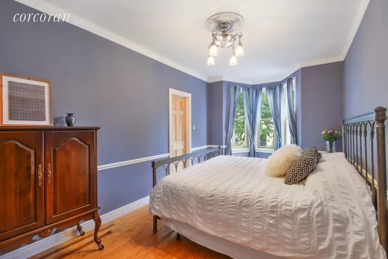 New York City Real Estate | View 110 Vanderbilt Street | Spacious upstairs master bedroom w/a kingsize bed | View 4