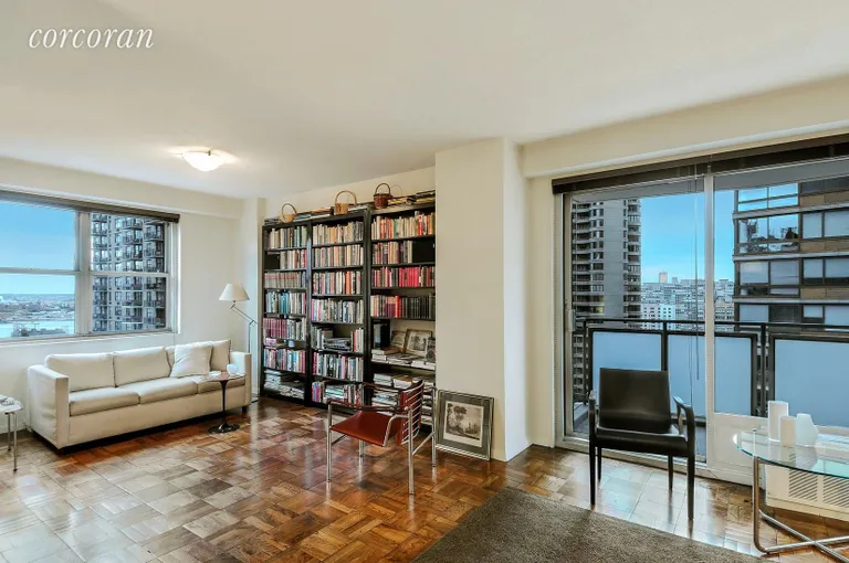New York City Real Estate | View 300 East 40th Street, 18J | Easily convertible into a 2 bed or formal dining  | View 2