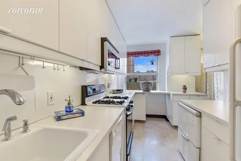 New York City Real Estate | View 80 La Salle Street, 6c | Kitchen | View 3