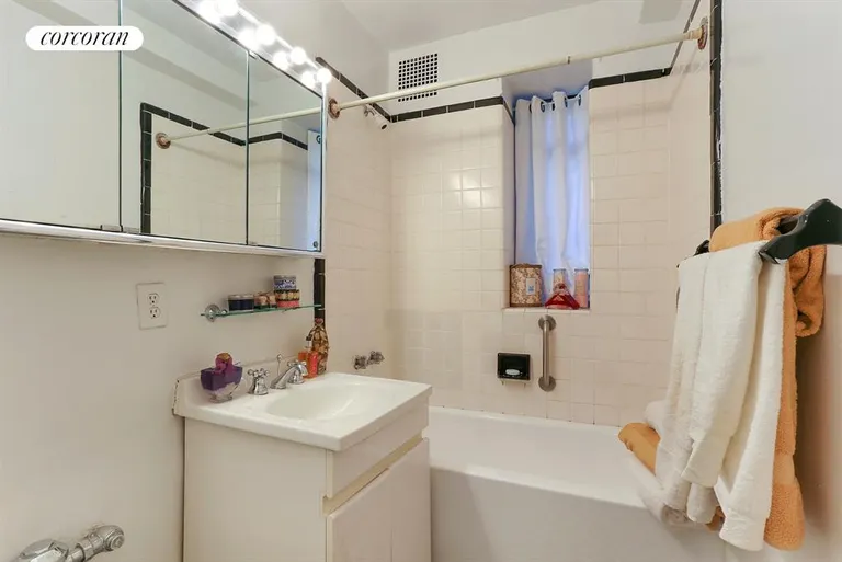 New York City Real Estate | View 25 Monroe Place, 1F | Bathroom | View 21