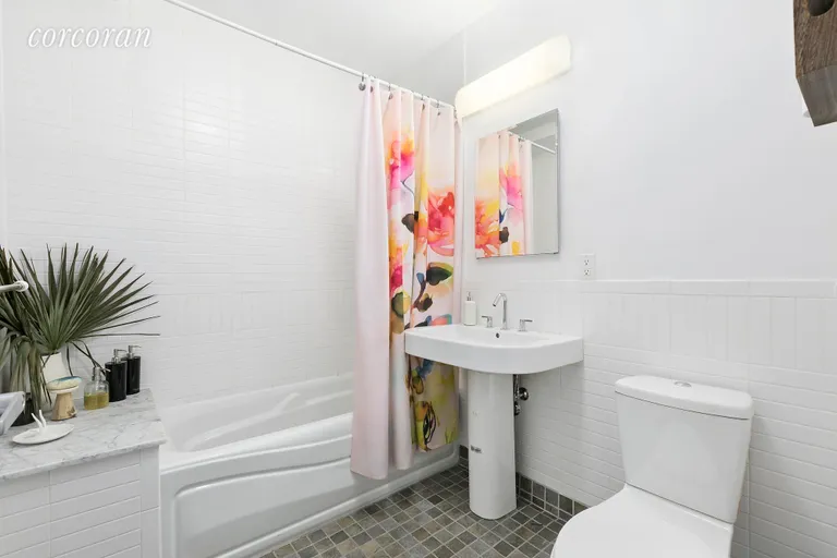 New York City Real Estate | View 95 Lexington Avenue, 4B | Large bathroom | View 7