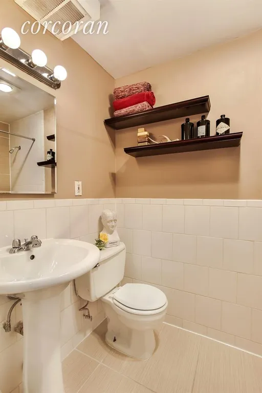 New York City Real Estate | View 207 East 21st Street, 5C | Bathroom | View 4