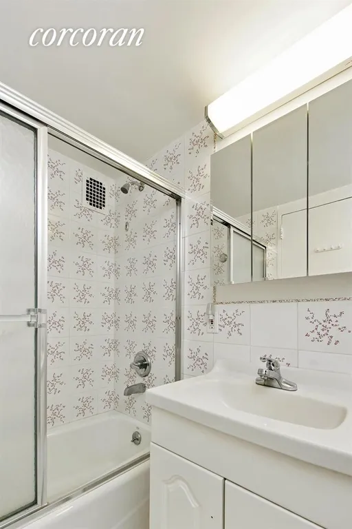 New York City Real Estate | View 301 East 78th Street, 16C | Master Bathroom | View 5